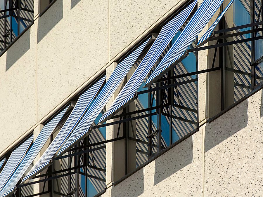 Toldos de fachada en un edificio de Gijón
